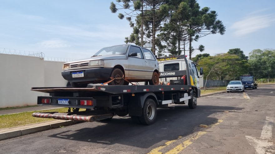 Fiat Uno furtado pela manhã é recuperado pela Polícia Militar em Cascavel