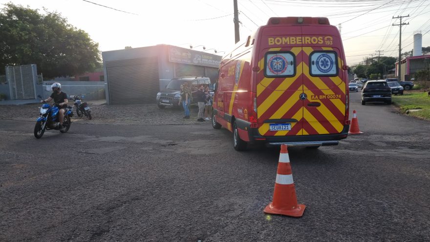 Motociclista passa por buraco na Rua José Bonifácio e sofre queda