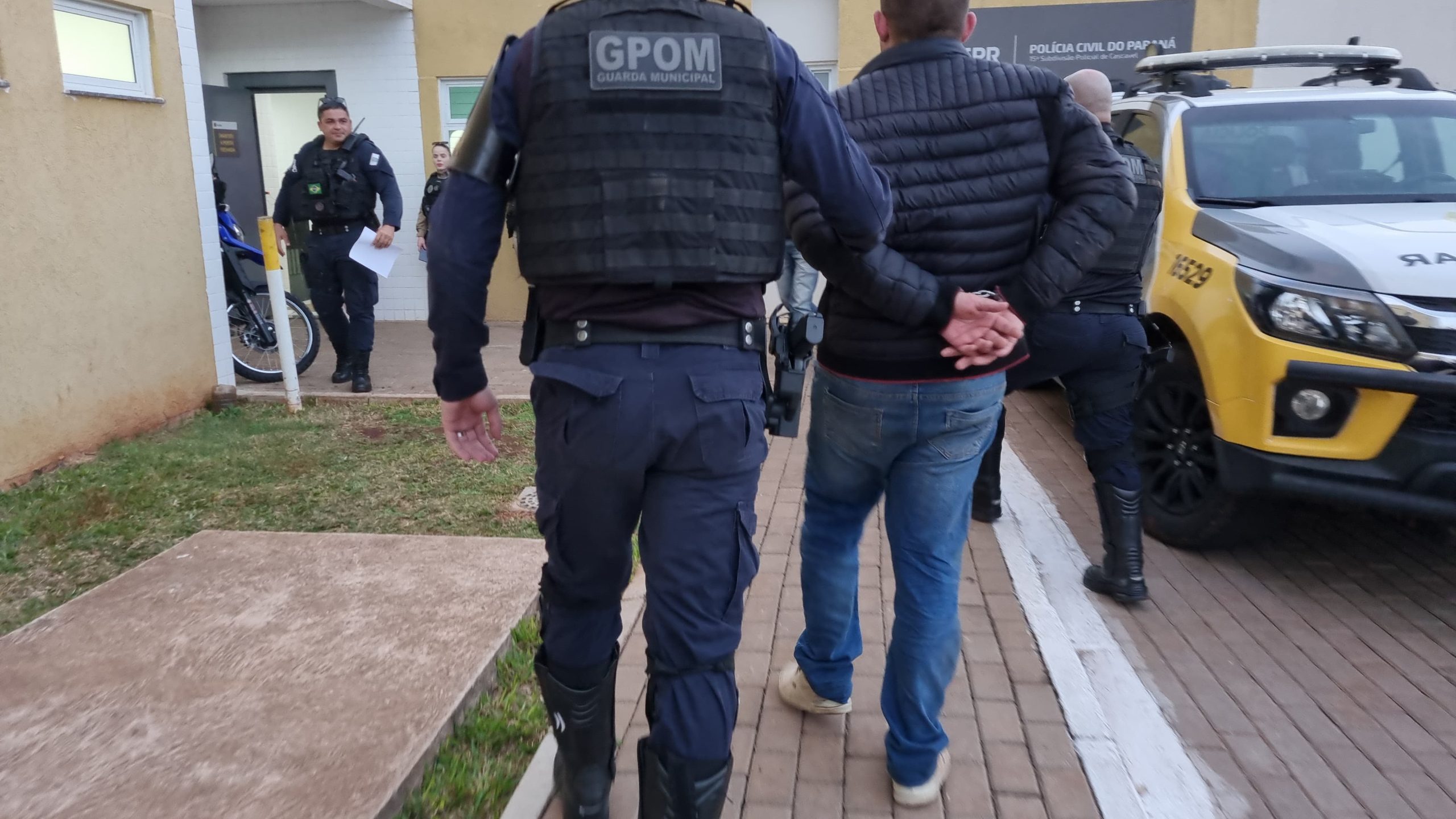 Homem é preso por desacatar e resistir à prisão da Guarda Municipal Homem é preso por desacatar e resistir à prisão da Guarda Municipal