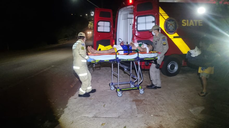 Homem corta o braço após dar soco em porta de vidro na Rua Europa