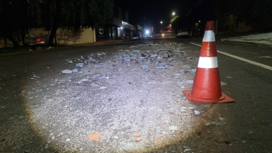 Perigo na pista! Pedras espalhadas na Rua Manaus podem causar acidentes