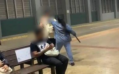 Imagem referente a Vídeo: Vendedor de trufas, preso pela GM, foi agredido por mulher armada com cassetete