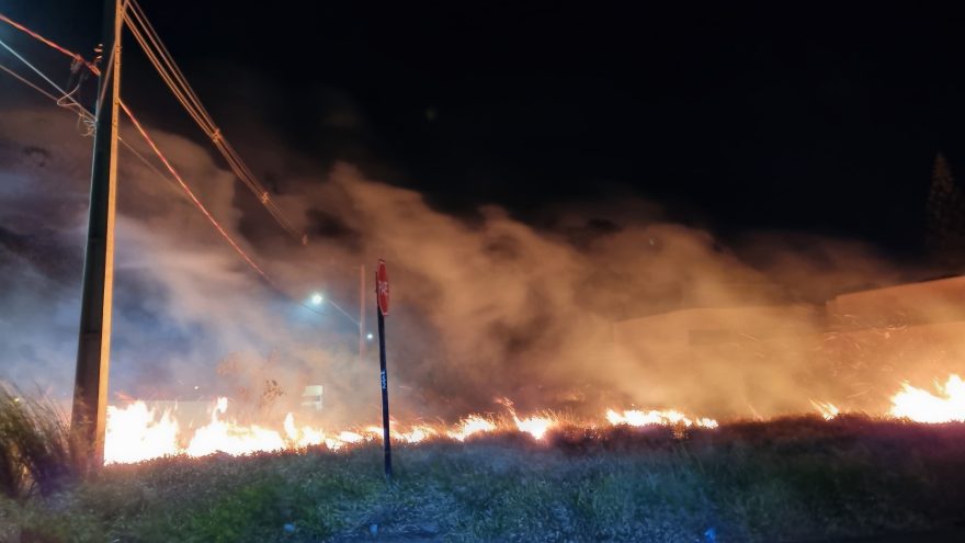 Incêndio ambiental ameaça fiação elétrica na região oeste de Cascavel