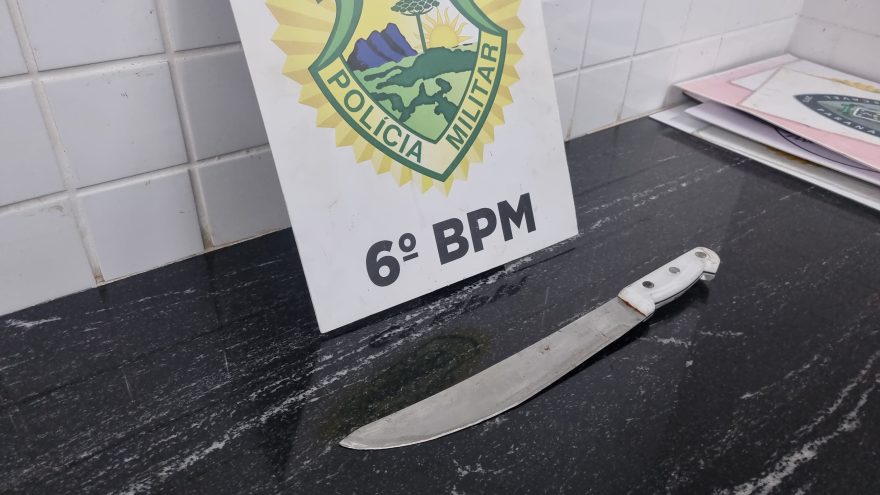 Homem é detido após ameaçar esposa com facão no bairro Universitário, em Cascavel
