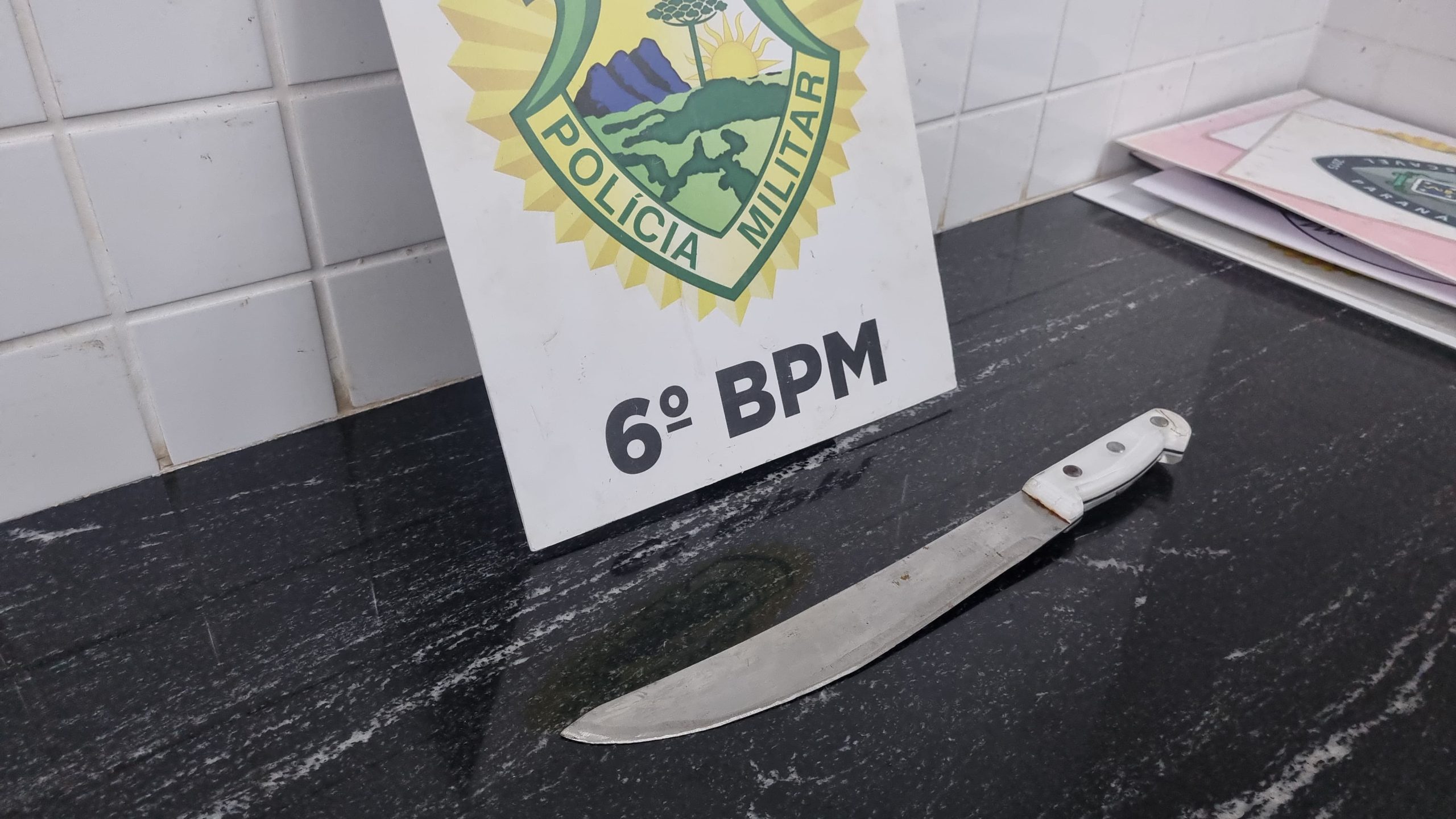 Homem é detido após ameaçar esposa com facão no bairro Universitário, em Cascavel Homem é detido após ameaçar esposa com facão no bairro Universitário, em Cascavel
