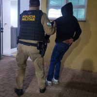 Imagem referente a Motorista de 19 anos é detido por embriaguez após colidir veículo contra muro em Céu Azul