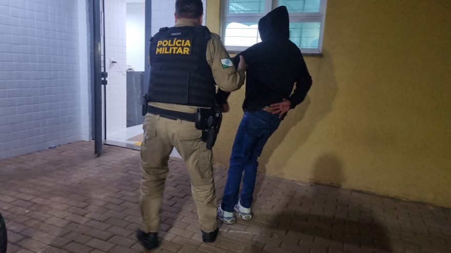 Motorista de 19 anos é detido por embriaguez após colidir veículo contra muro em Céu Azul