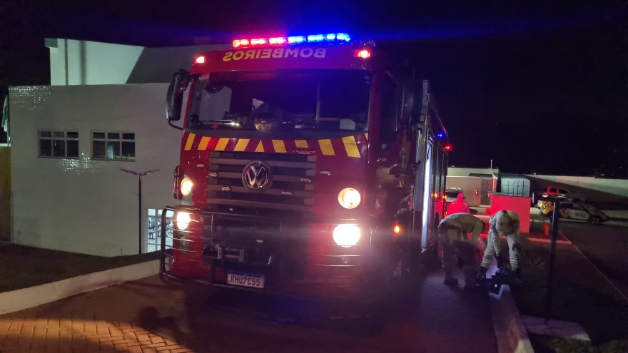 Preso de amor e aço! Algema emperra e bombeiros entram em cena