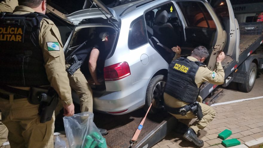 SpaceFox do tráfico: PM acha carro recheado de droga em Santa Tereza
