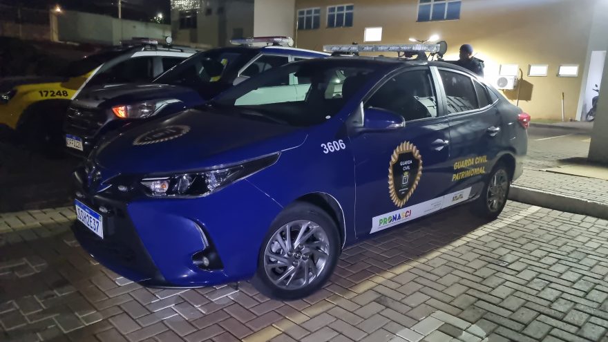 Homem é detido após danificar porta da UPA Tancredo Neves