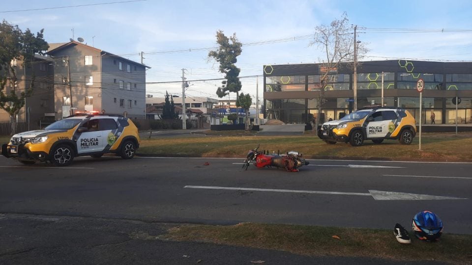 Motociclista voa após colisão e capacete sai: acidente grave