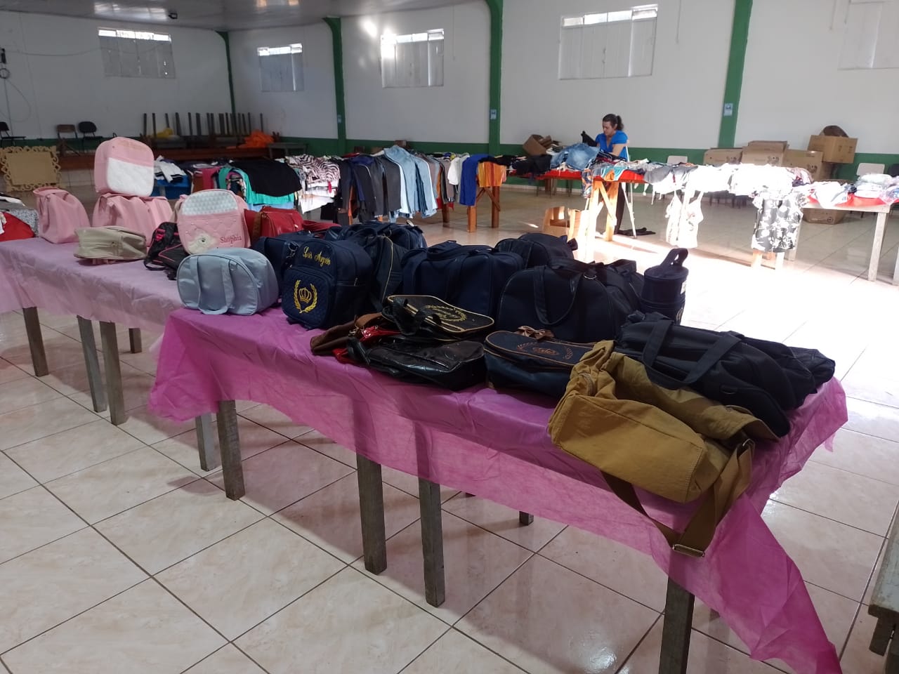 Quando a solidariedade veste a comunidade: bazar no Bairro Periolo oferece mais que roupas