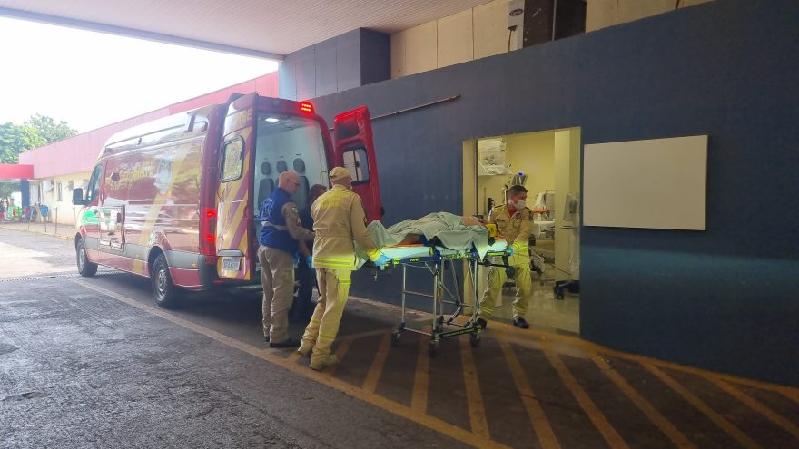 Ciclista vai parar embaixo de ônibus na Avenida Brasil e tem lesões graves
