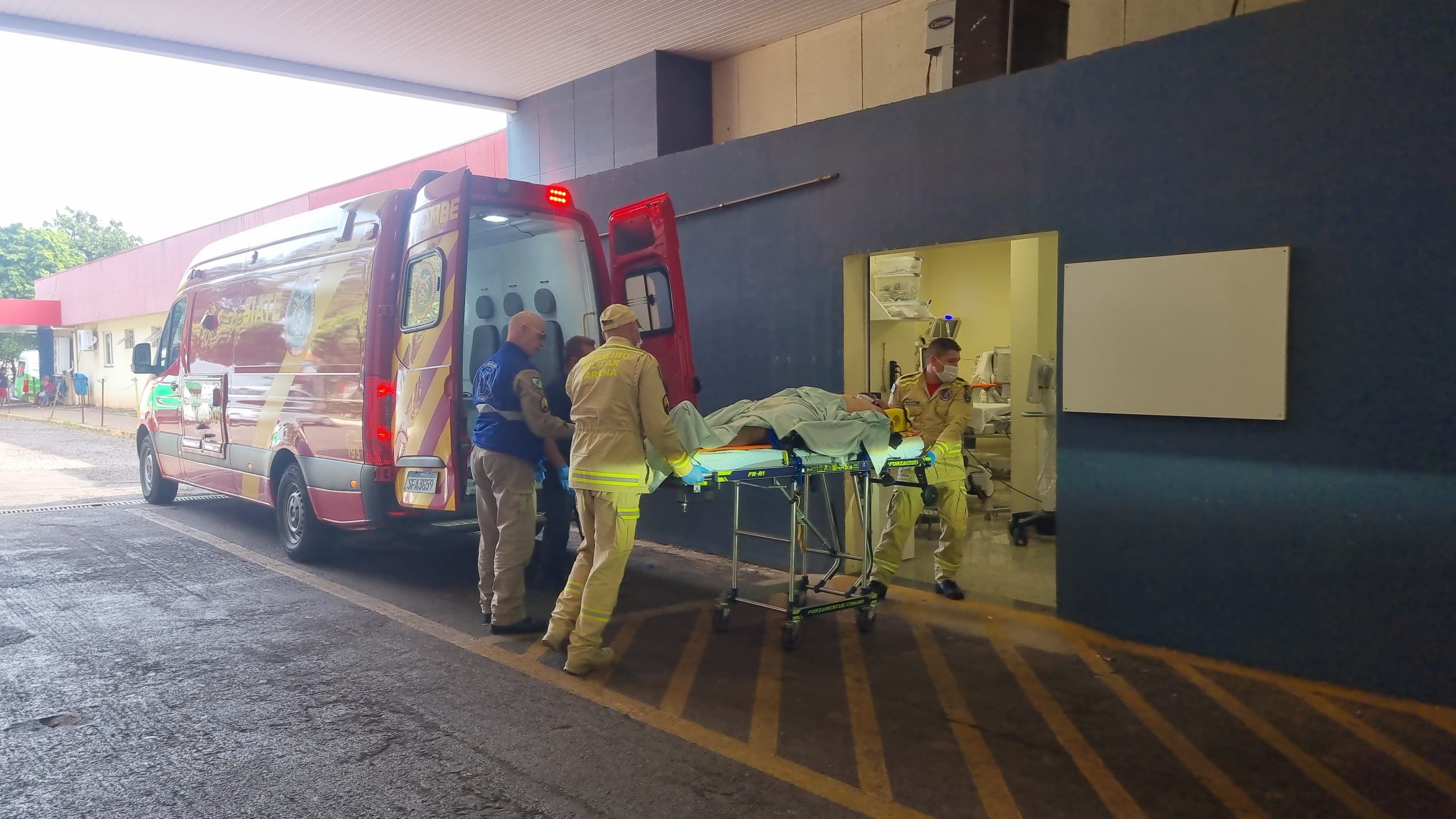 Ciclista vai parar embaixo de ônibus na Avenida Brasil e tem lesões graves