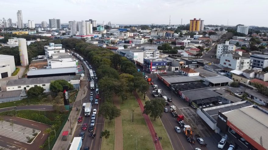 Carreata de São Cristóvão trava Avenida Brasil e reúne multidão em Cascavel