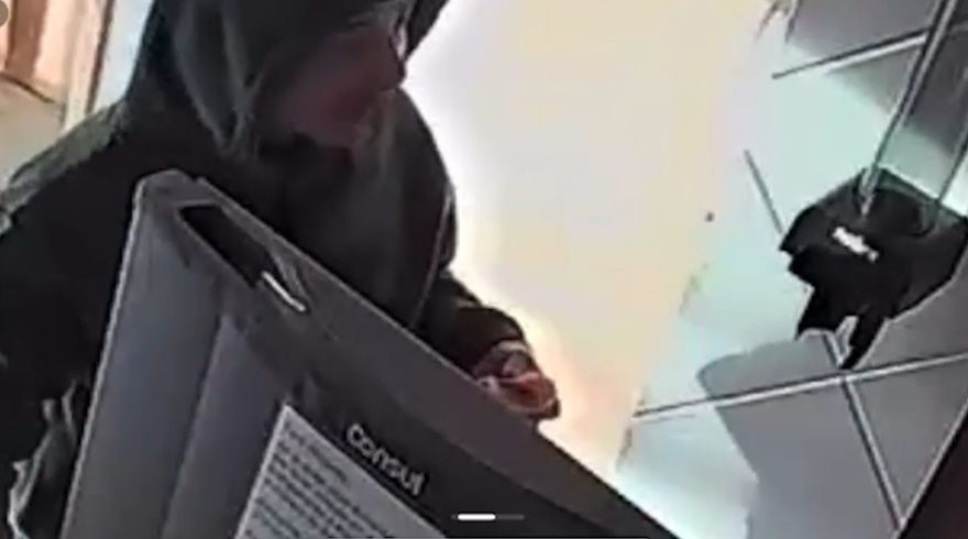 Vídeo mostra ladrão se alimentando após invadir hotel e fazer ‘soninho’ em quarto