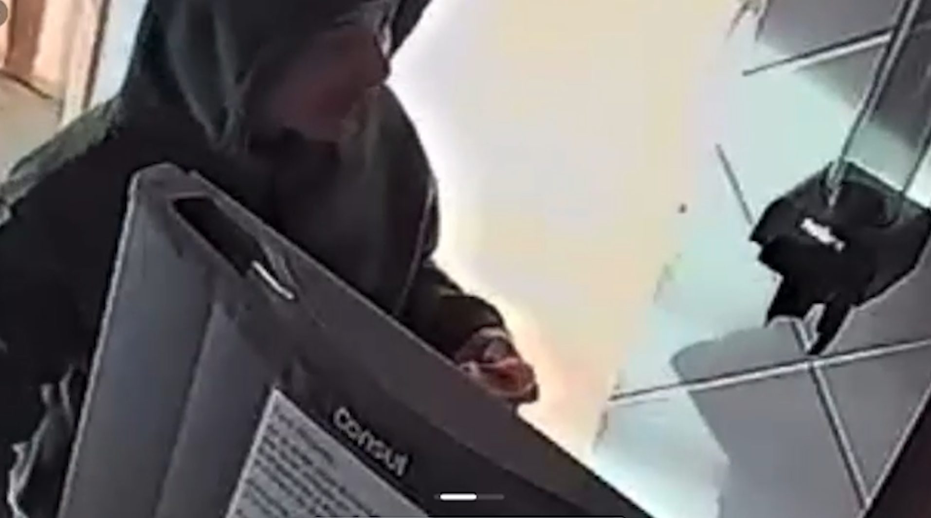 Vídeo mostra ladrão se alimentando após invadir hotel e fazer 'soninho' em quarto