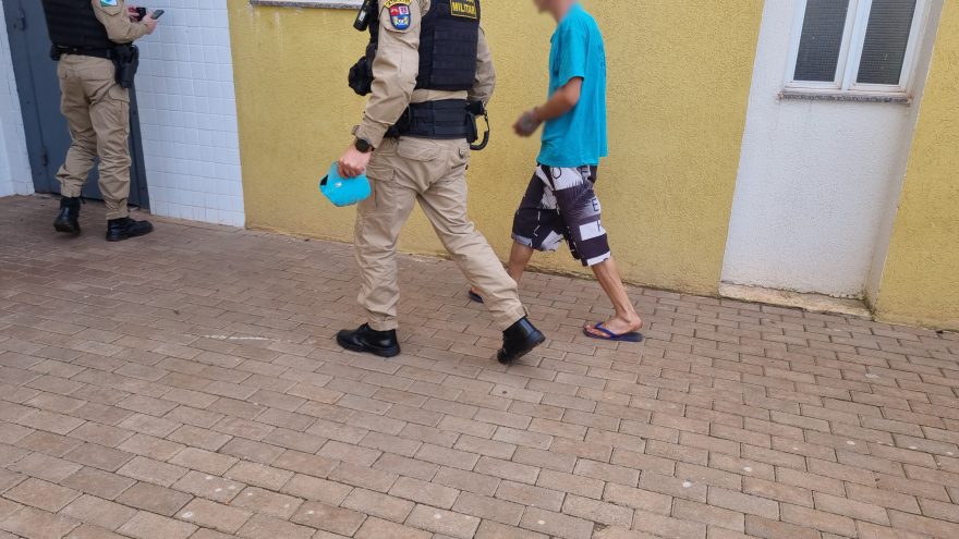 Após denúncias, PM encontra moto de trilha furtada e jovem é detido