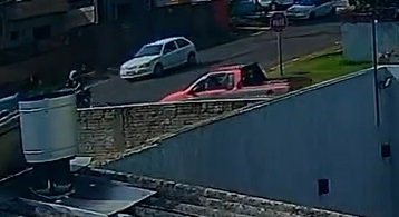 Câmera flagra batida entre carro e moto no Bairro Nova Cidade em Cascavel