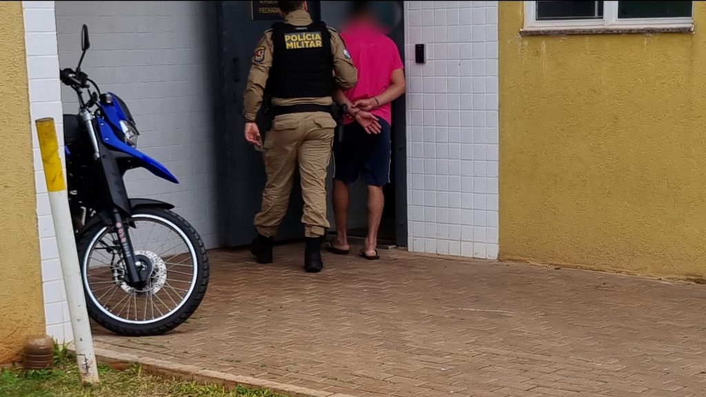 Rapaz de 26 anos é preso após empurrar enteada e companheira em Cascavel