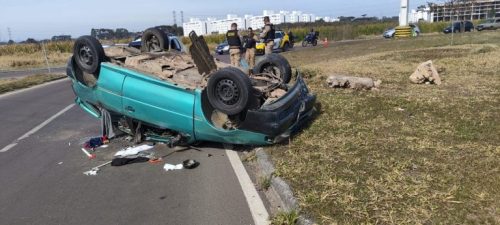 Motorista capota carro, abandona veículo e foge “alterado”
