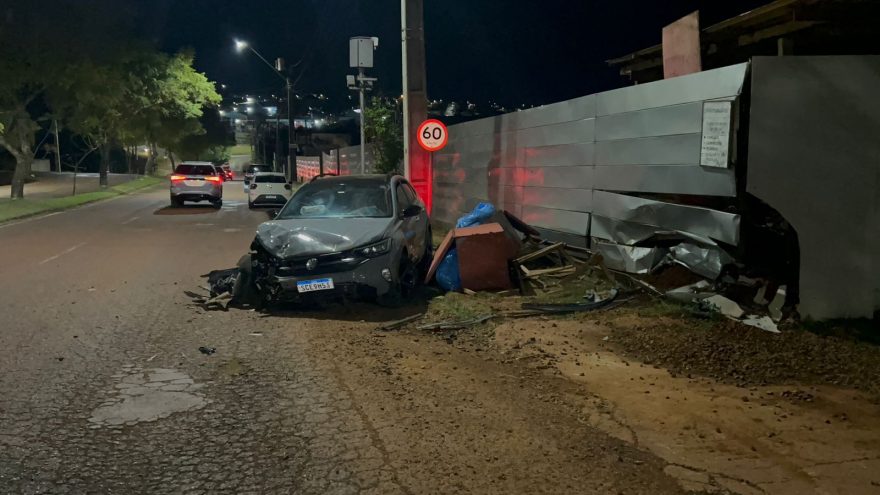 Carro invade calçada e atinge tapumes de obra na Rua Olindo Periolo, em Cascavel