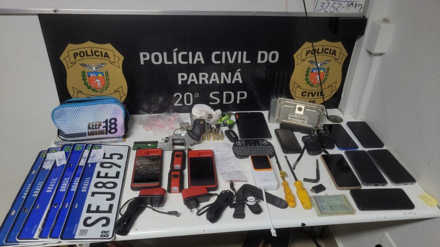 Casal é preso com arsenal e aparelhos de furto de veículos de luxo