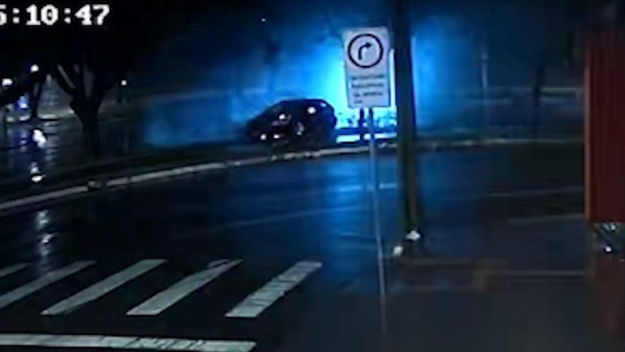 Vídeo mostra carro derrubando poste e provocando curto-circuito entre as Avenidas Brasil e Barão do Rio Branco