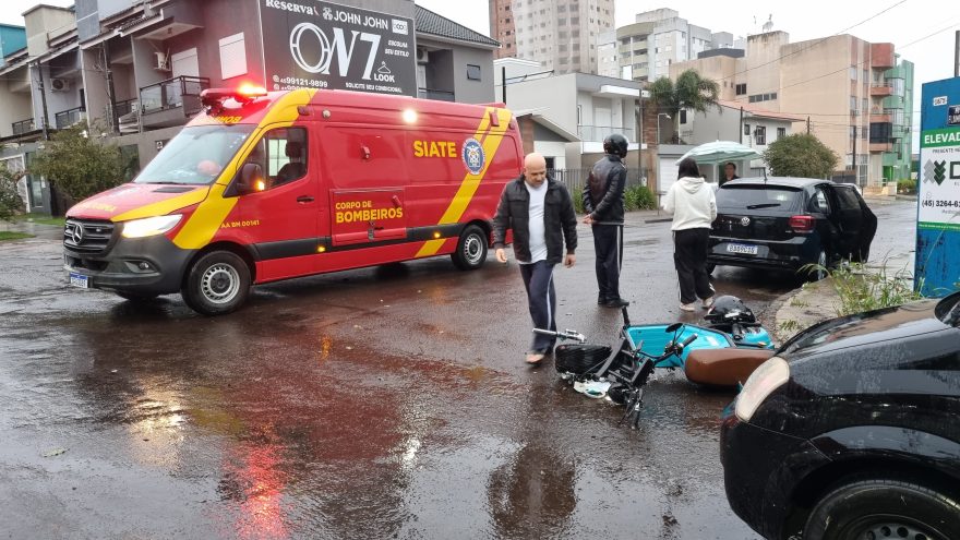 Scooter fica destruída após colisão com carro no Bairro Coqueiral