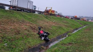 Mistério sobre duas rodas: CB300F Twister abandonada no canteiro da BR-277 intriga motoristas em Cascavel