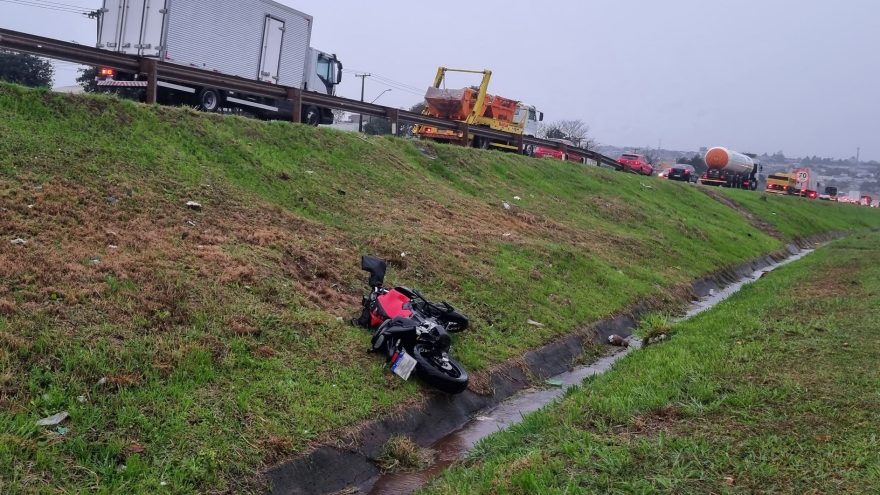 Mistério sobre duas rodas: CB300F Twister abandonada no canteiro da BR-277 intriga motoristas em Cascavel