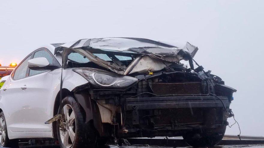 Após aquaplanar, Elantra bate contra guardrail e sofre grandes danos na BR-163
