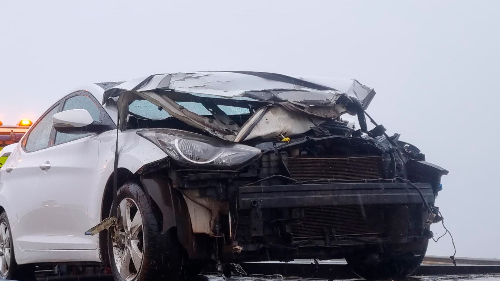 Após aquaplanar, Elantra bate contra guardrail e sofre grandes danos na BR-163