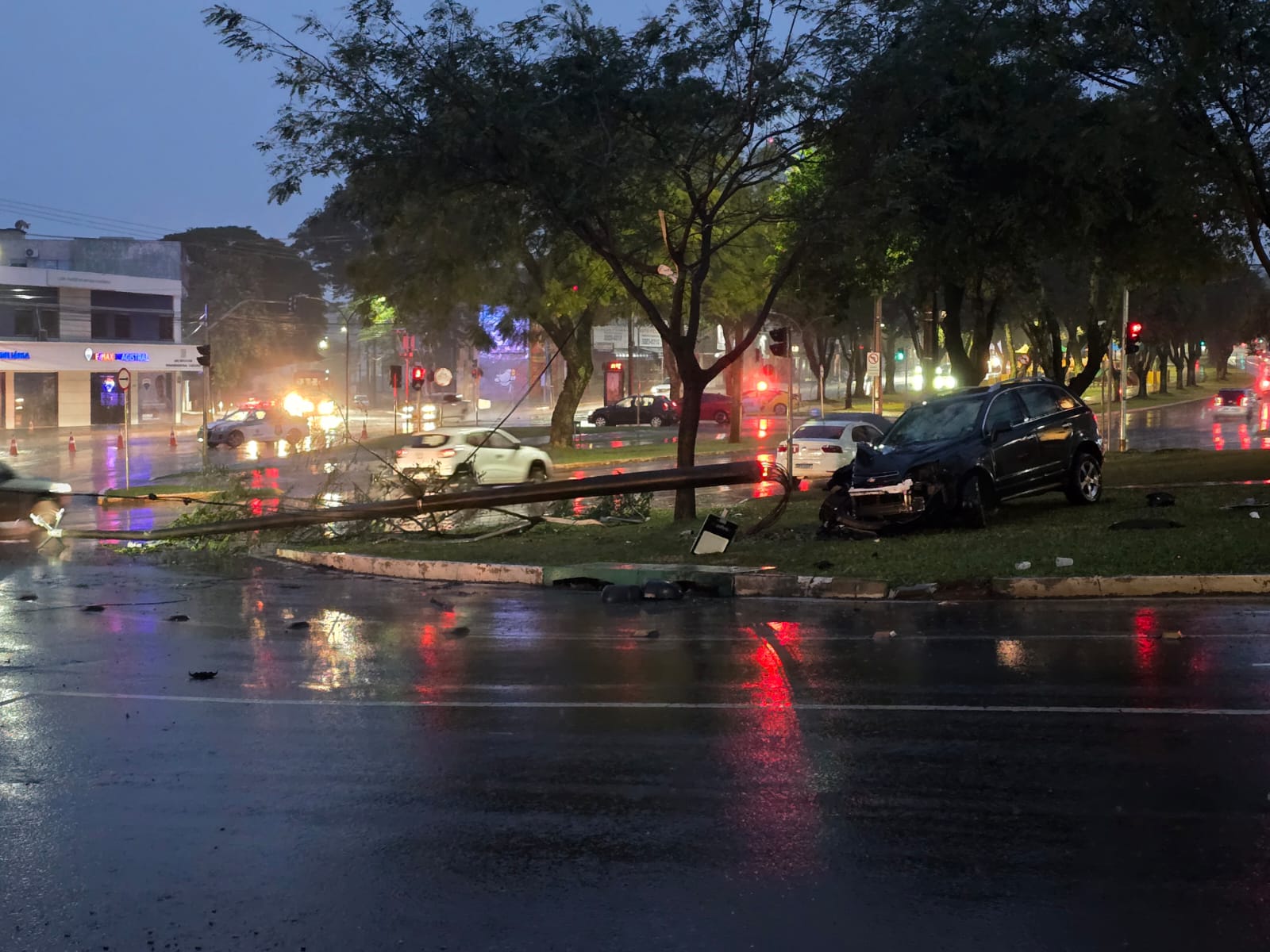 Conforme PM, mulher que derrubou poste na Avenida Brasil estava embriagada Conforme PM, mulher que derrubou poste na Avenida Brasil estava embriagada