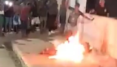 Imagem referente a Vídeo: População invade delegacia e queima homem acusado de matar companheira e ferir enteada