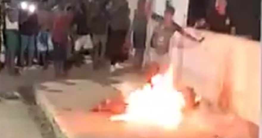 Vídeo: População invade delegacia e queima homem acusado de matar companheira e ferir enteada