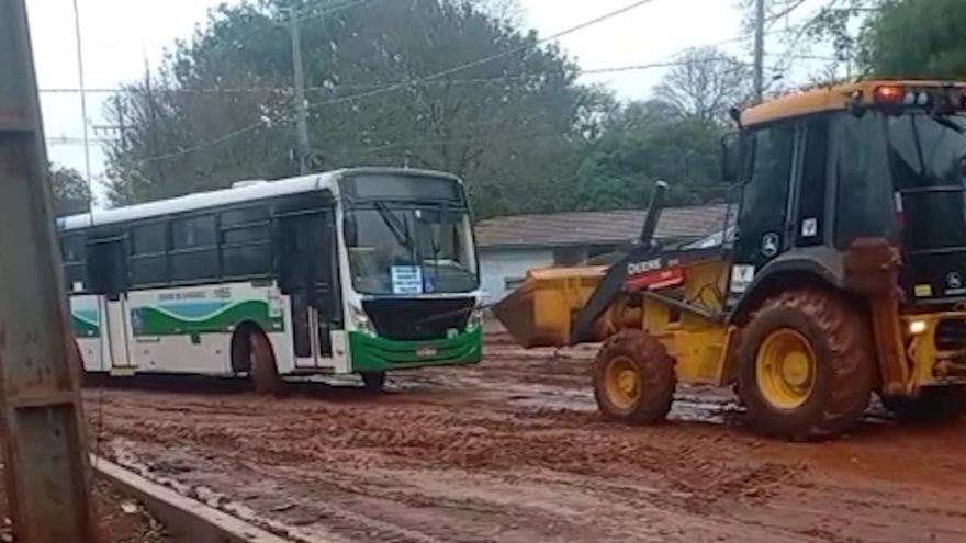 Chuva transforma ruas do Lago Azul em lamaçal e ônibus do transporte coletivo fica atolado