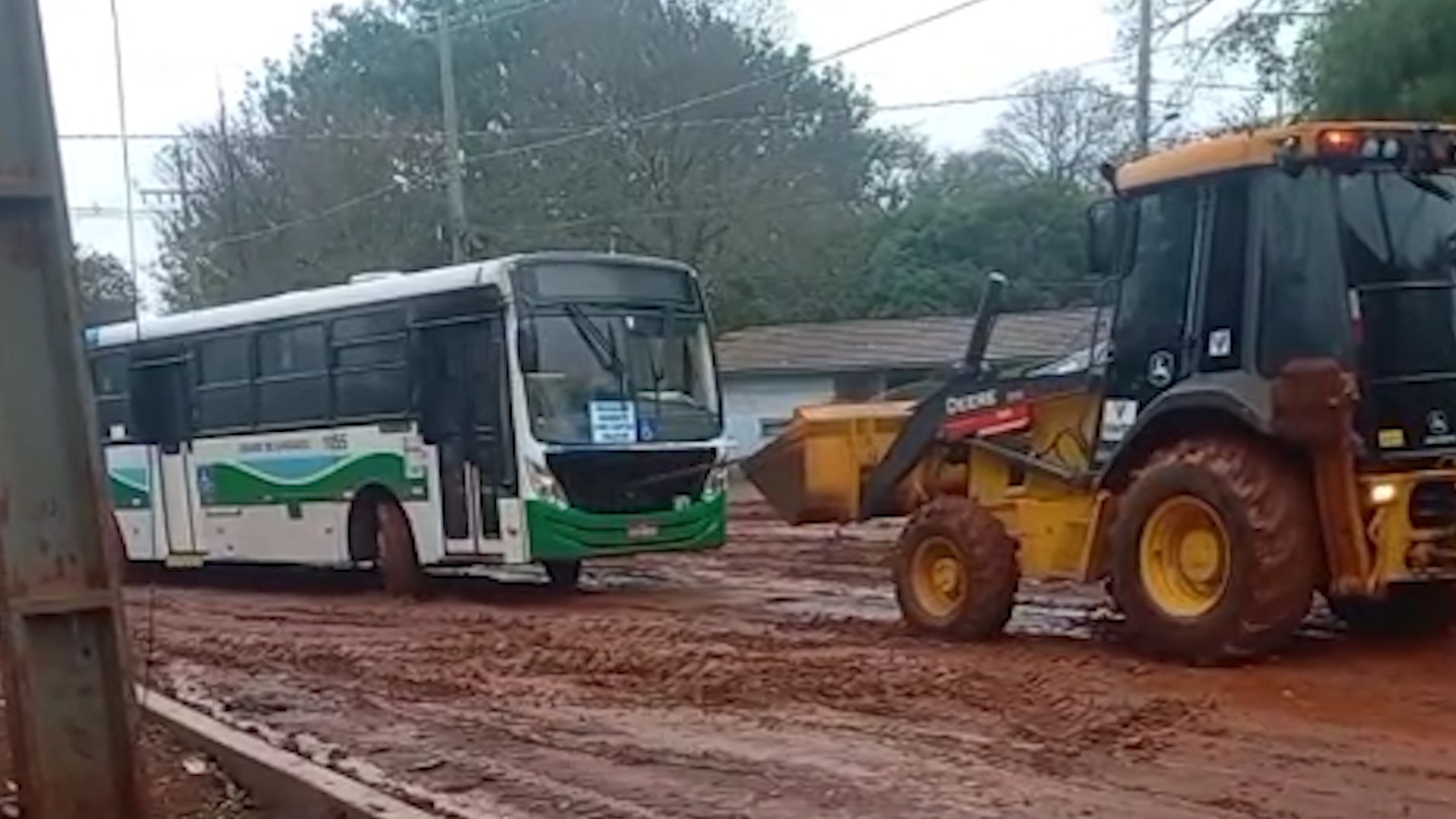 Chuva transforma ruas do Lago Azul em lamaçal e ônibus do transporte coletivo fica atolado Chuva transforma ruas do Lago Azul em lamaçal e ônibus do transporte coletivo fica atolado