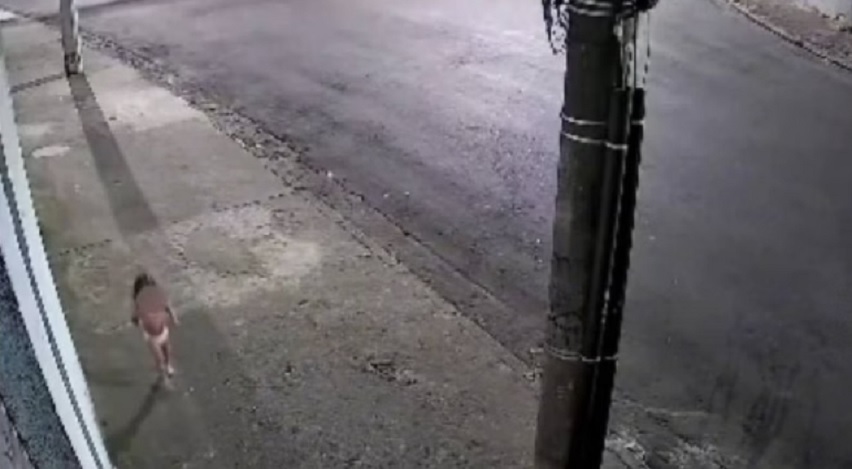 Criança é flagrada chorando e andando sozinha na rua de madrugada