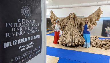 Imagem referente a Com obra feita com mais de 10 mil filtros usados de café, artistas de Cascavel conquistam o prêmio de melhor escultura na Bienal Romana