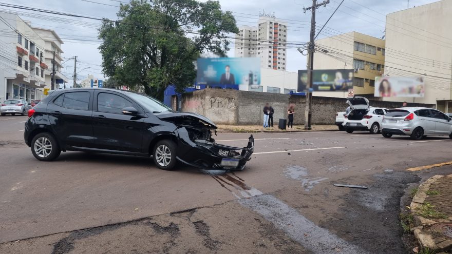 Onix e Argo se envolvem em colisão no cruzamento das Ruas Rio Grande do Sul e Uruguai