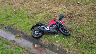 Mistério da moto abandonada na BR-277 é resolvido: condutor sofreu acidente durante chuva intensa