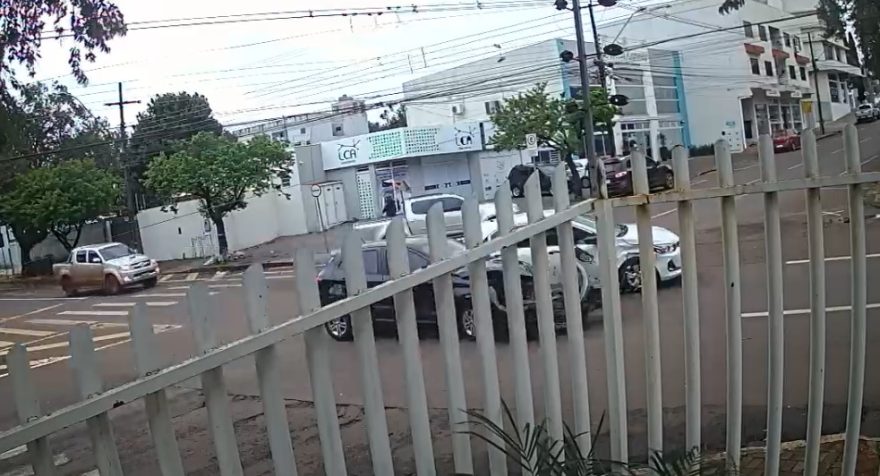 Colisão violenta: Argo avança preferencial e bate contra Onix no Centro