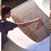 Imagem referente a “Me lave”? Que nada! Jovem desenha Vegetto no vidro sujo de carro e viraliza nas redes sociais