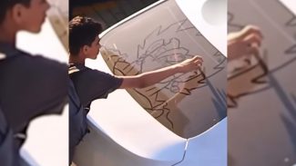 “Me lave”? Que nada! Jovem desenha Vegetto no vidro sujo de carro e viraliza nas redes sociais