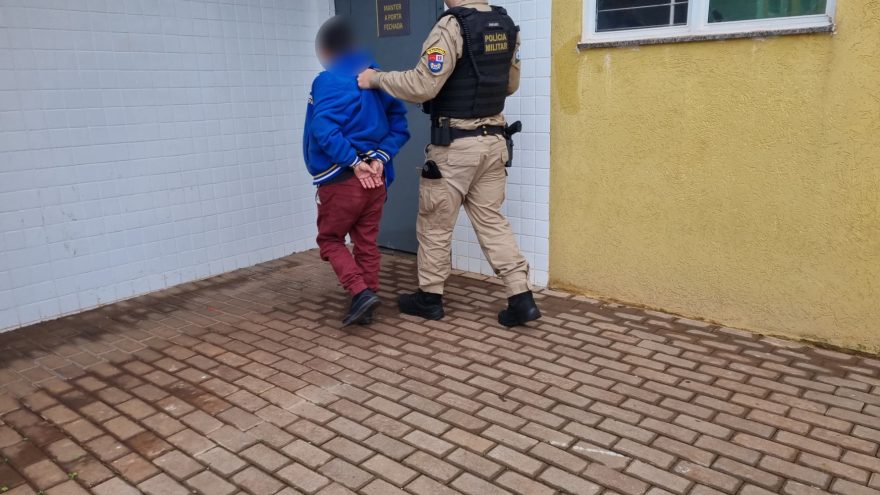 Homem com dois mandados de prisão em aberto é detido após ameaçar esposa