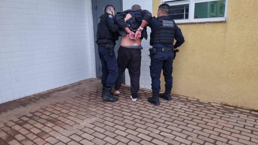 Homem ameaça comerciantes e resiste à prisão da Guarda Municipal na Rua Itália