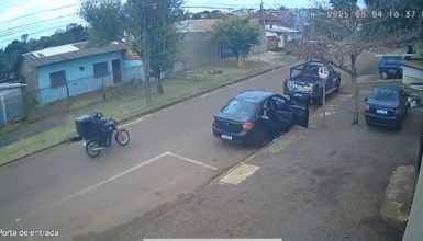 Imagem referente a Câmera flagra segundos antes de grave acidente ser registrado no Bairro Santa Cruz em Cascavel