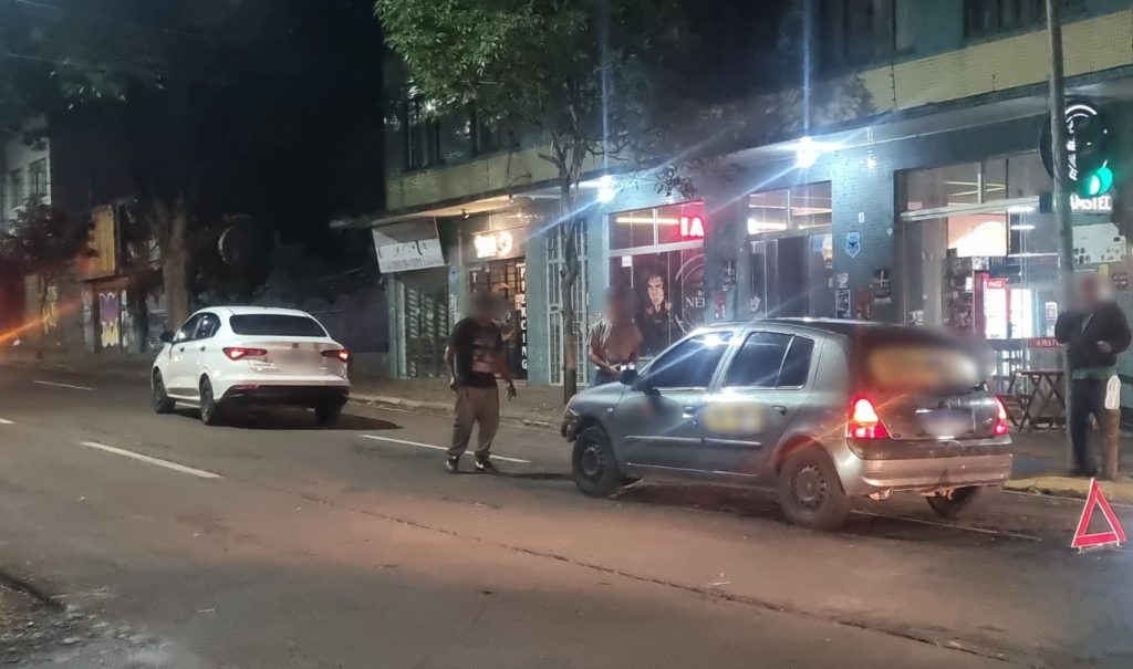 Cronos e Clio se envolvem em colisão na Rua Paraná