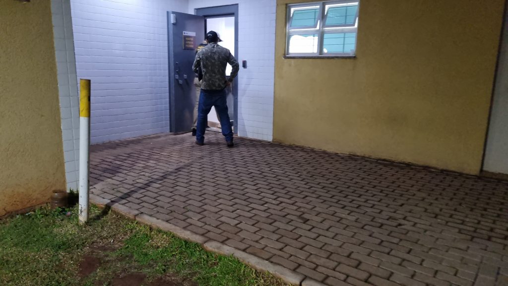 Caminhoneiro que se envolveu em acidente fatal é levado à delegacia para prestar depoimento